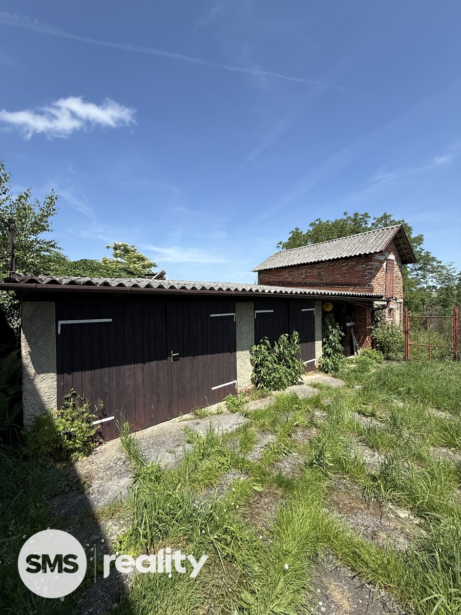 2 garáže, přístavky za domem