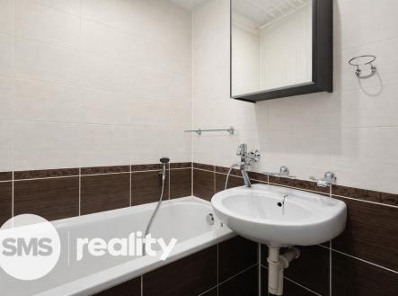20260217-1400-bathroom-enhancement-remix-01khntz9nsf2rbk2hcfzacvnh1.png