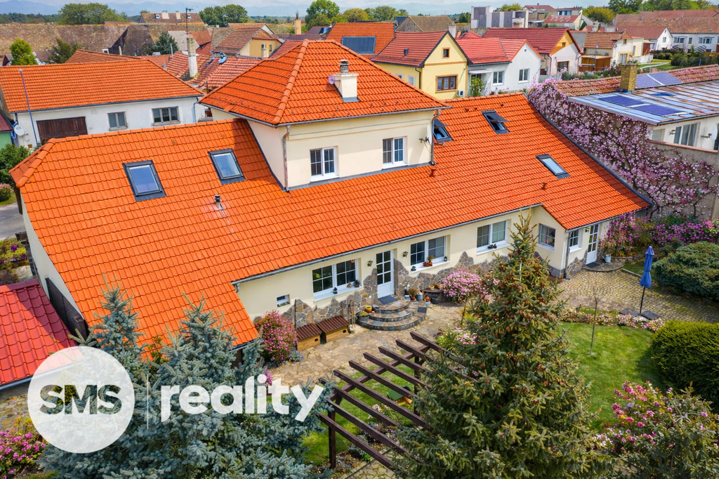 Dron - pohled ze zadu