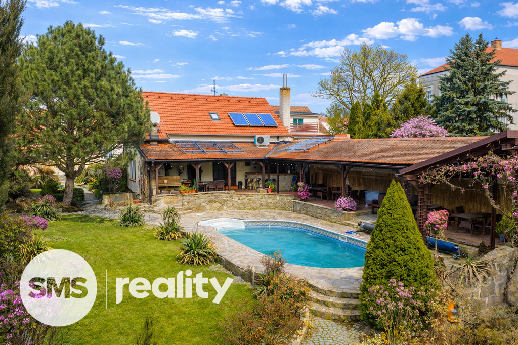 Venkovní bazén se slanou vodou