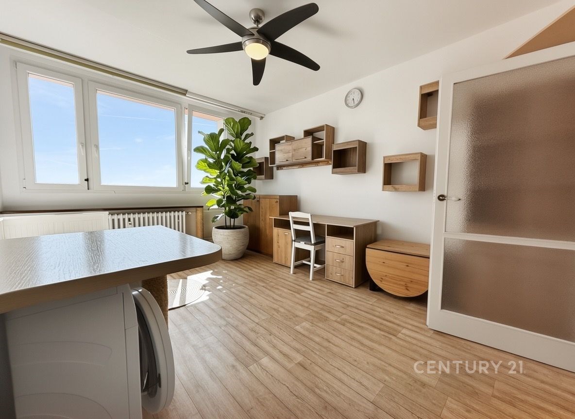 Světlý dětský pokoj s parketovou podlahou a velkými okny, moderní nábytek a dekorativní police vytvářejí útulné prostředí.