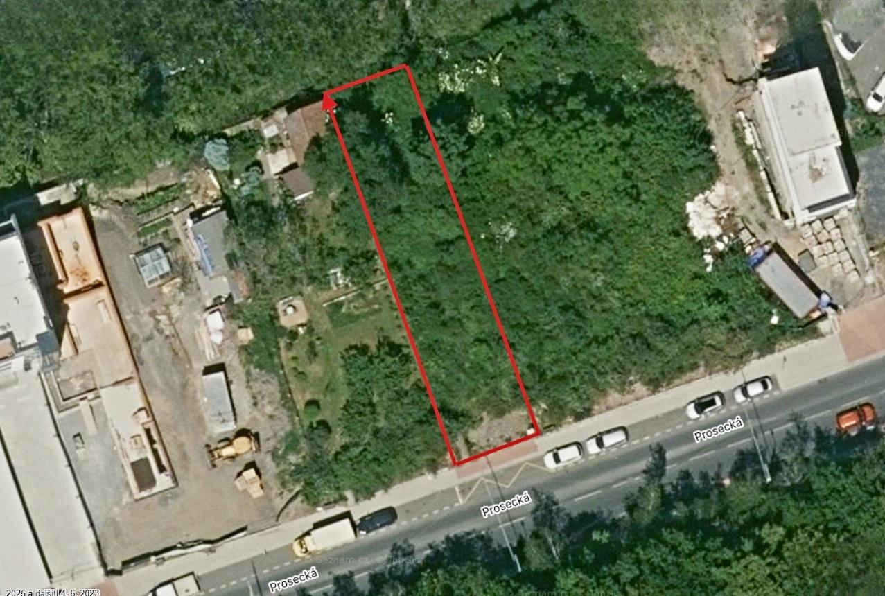 mapa letecká se zakresleným pozemkem.jpg