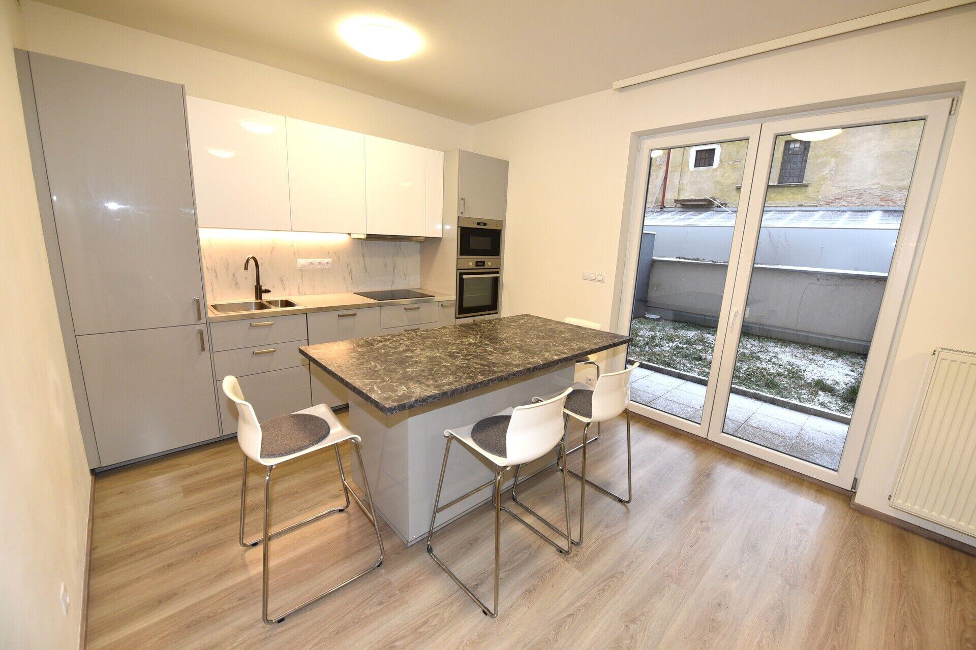 Krásný byt 2+kk/T/předzahrádka/sklep/garáž.stání, 59 m2, ul. Petrohradská, P10 – Vršovice