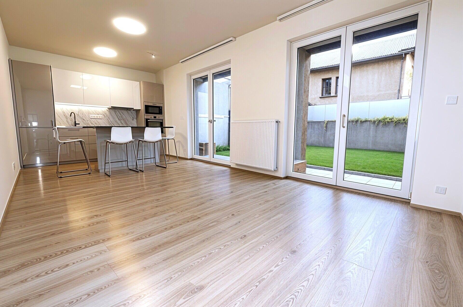 Krásný byt 2+kk/T/předzahrádka/sklep/garáž.stání, 59 m2, ul. Petrohradská, P10 – Vršovice