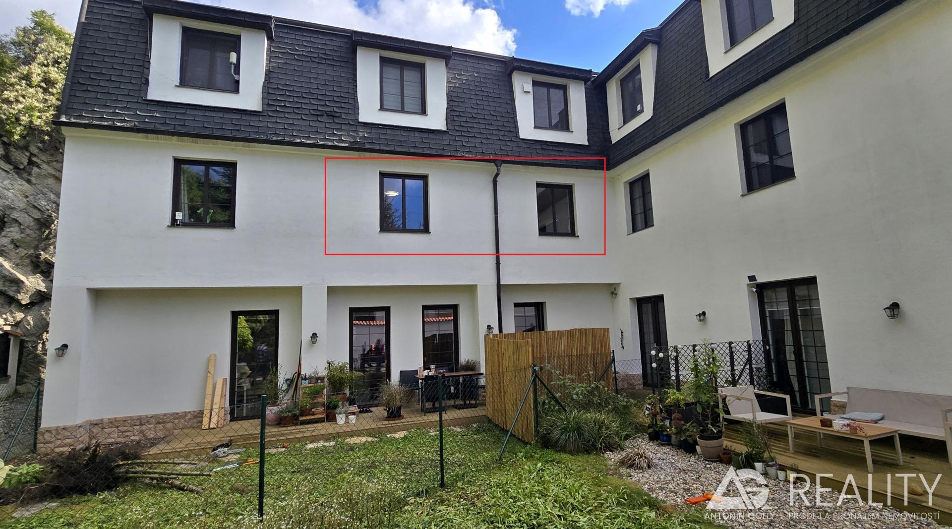 PŽ 1 pohled na okna ze zahrady 11okna.jpg