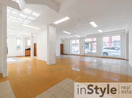 Pronájem - obchodní prostor, 200 m²