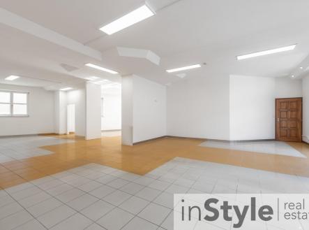 Pronájem - obchodní prostor, 200 m²
