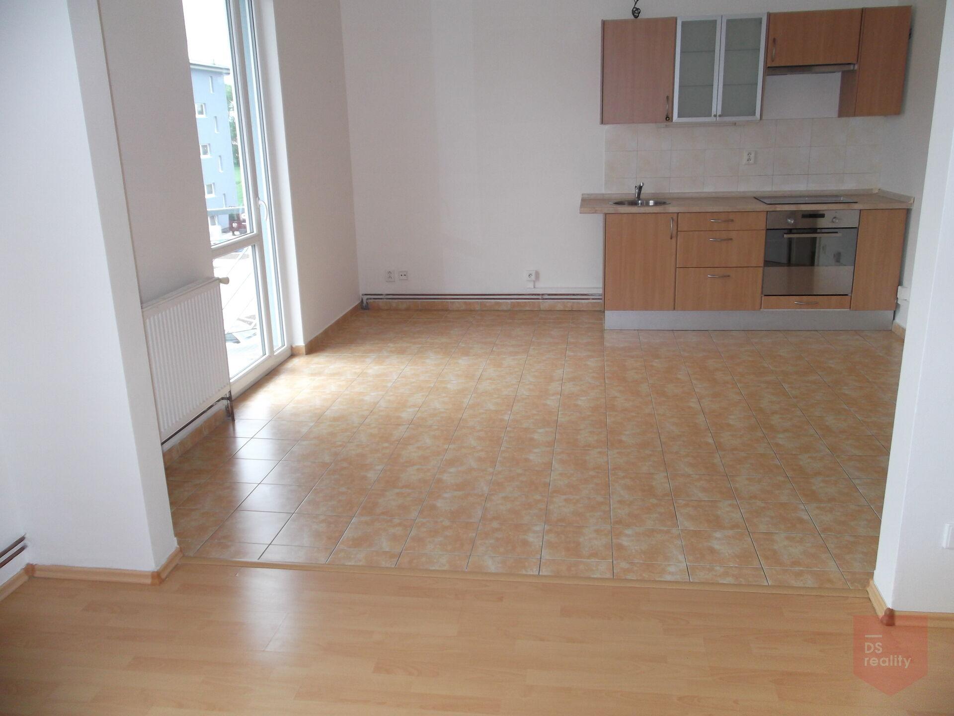 Pronájem světlého bytu 2+kk s balkonem, 59 m², Praha 9 – Horní Počernice, Markupova ulice