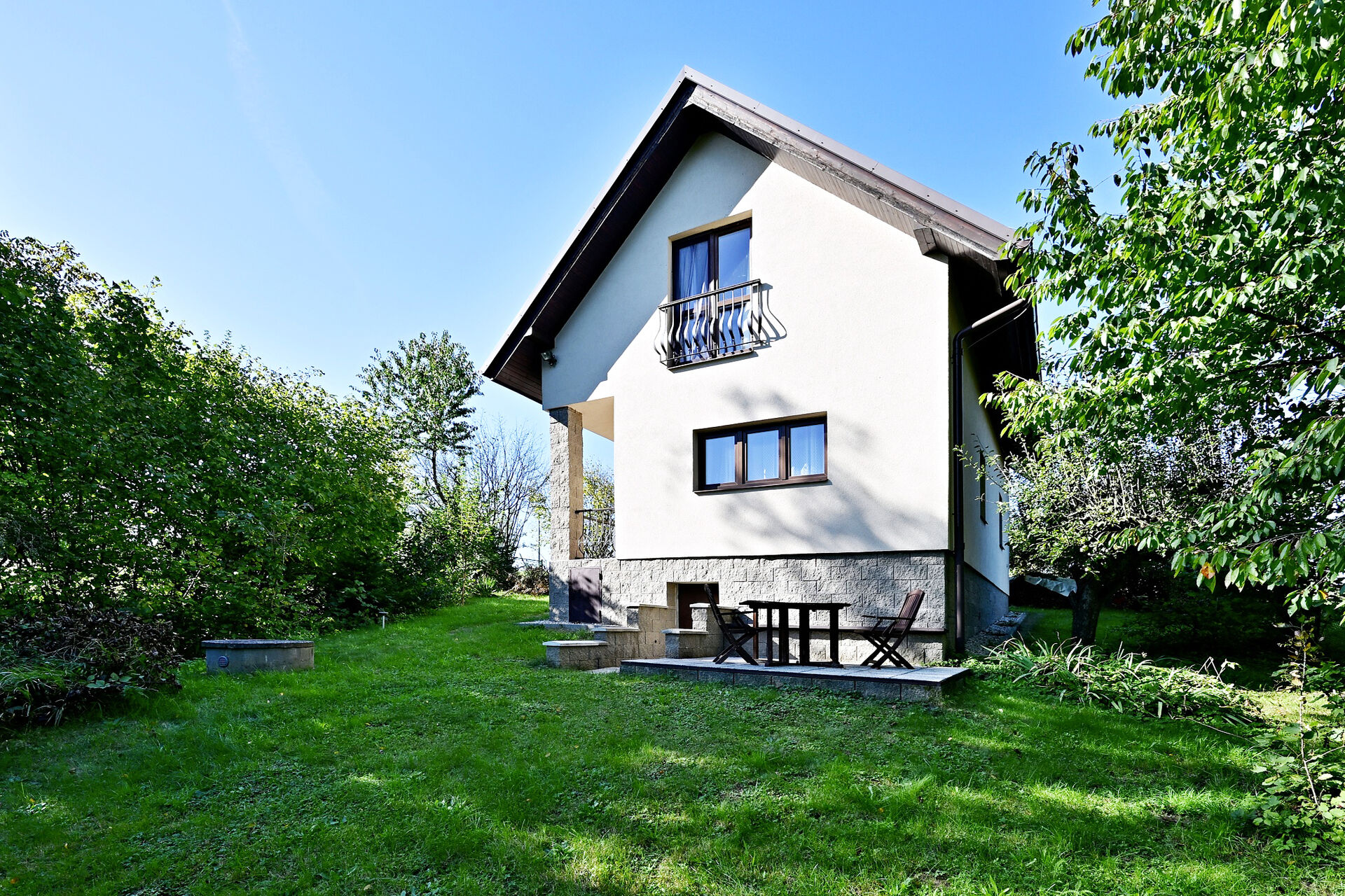 Chalupa k trvalému bydlení, celková plocha 156m², pozemek 441m², sklep, studna, zahradní domek.