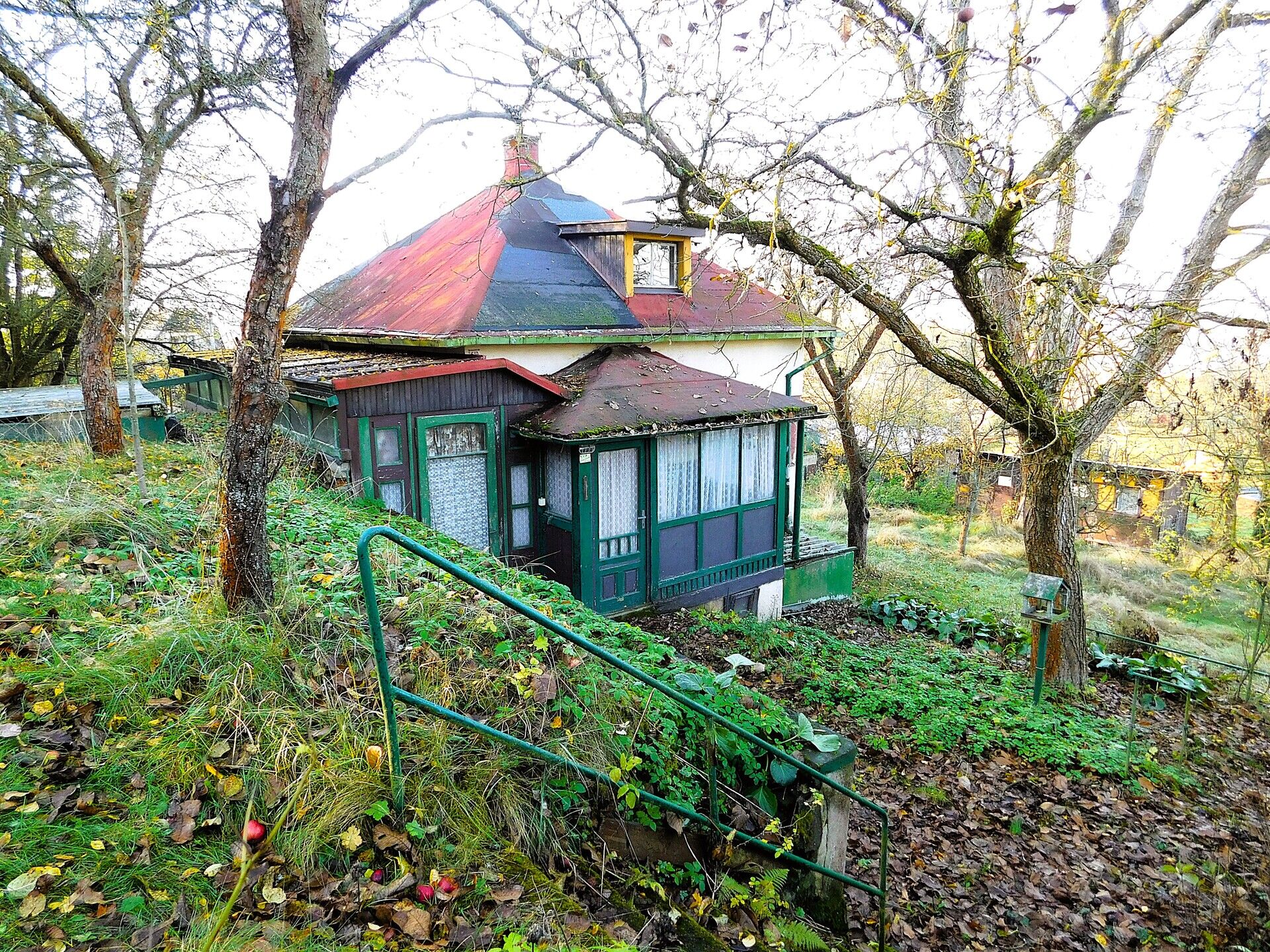 Chalupa k rekonstrukci, celková plocha 112m², pozemek 696m², sklep, zahradní domek.