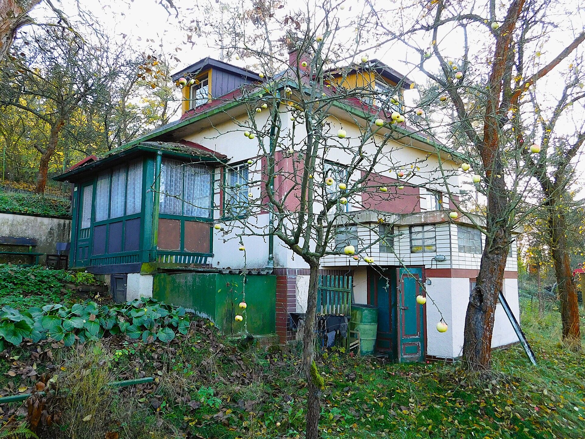 Chalupa k rekonstrukci, celková plocha 112m², pozemek 696m², sklep, zahradní domek.