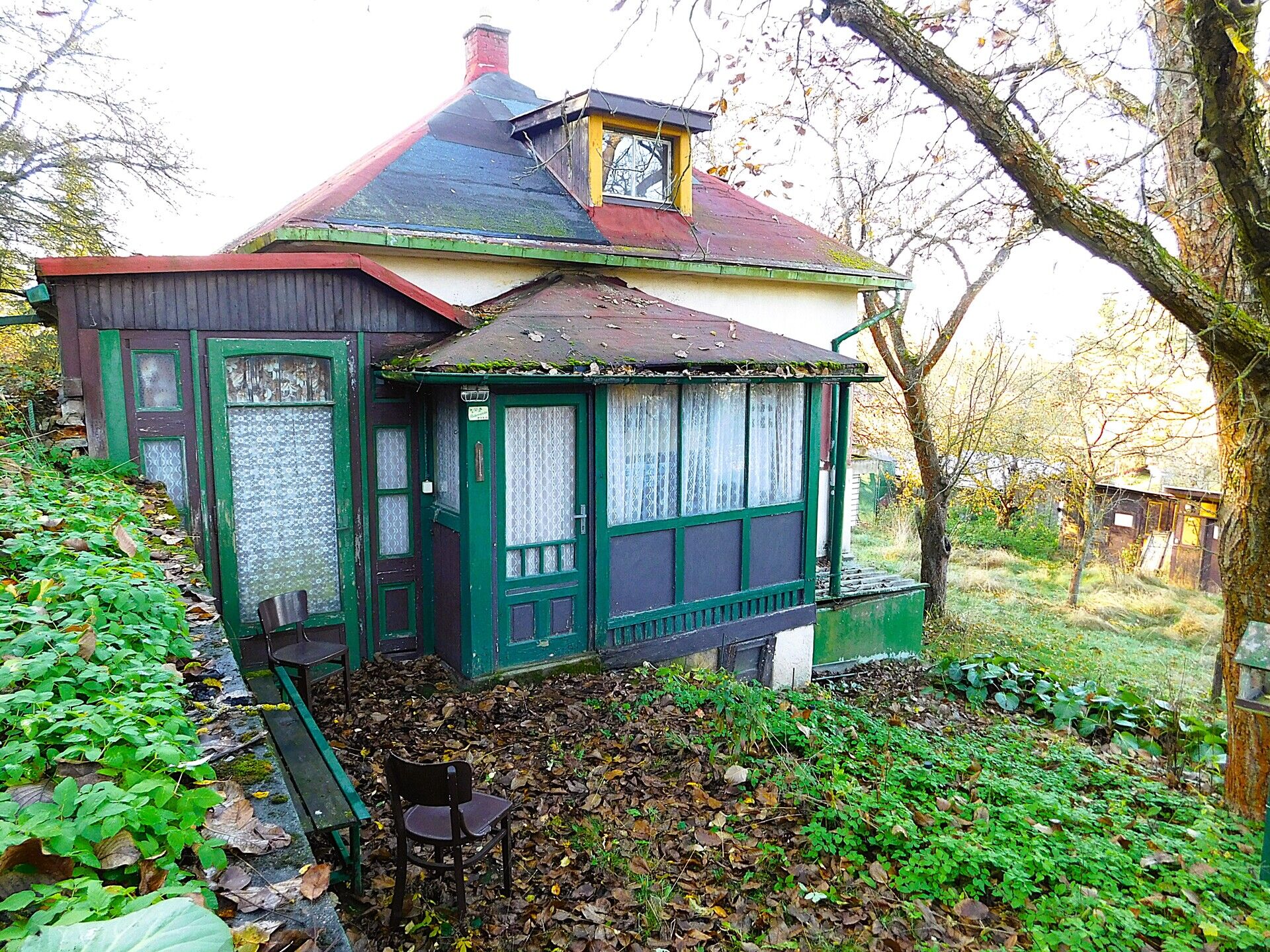 Chalupa k rekonstrukci, celková plocha 112m², pozemek 696m², sklep, zahradní domek.