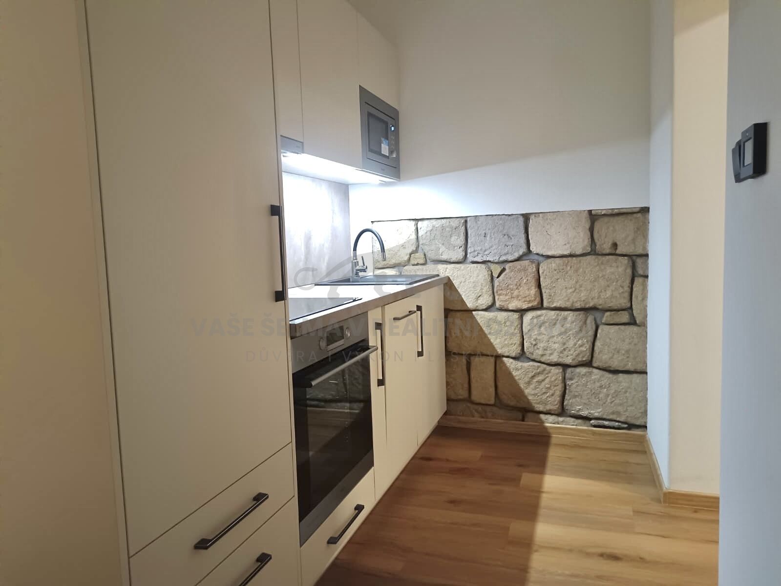 čerstvě zrekonstruovaná nebytová jednotky v bytovém domě v historickém centru Broumova