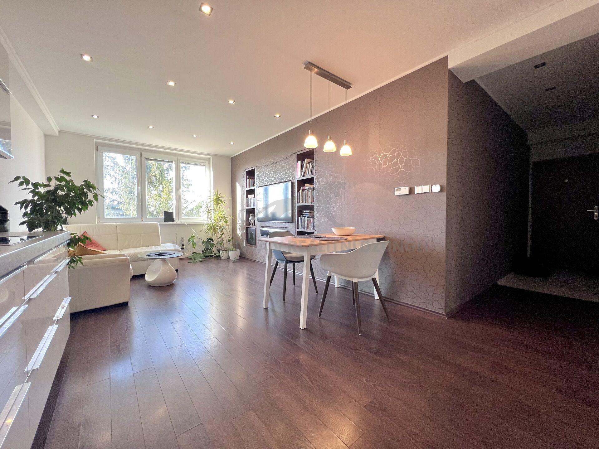 Moderní 2+kk s 59 m² (zvýšené přízemí) téměř na metru Kobylisy