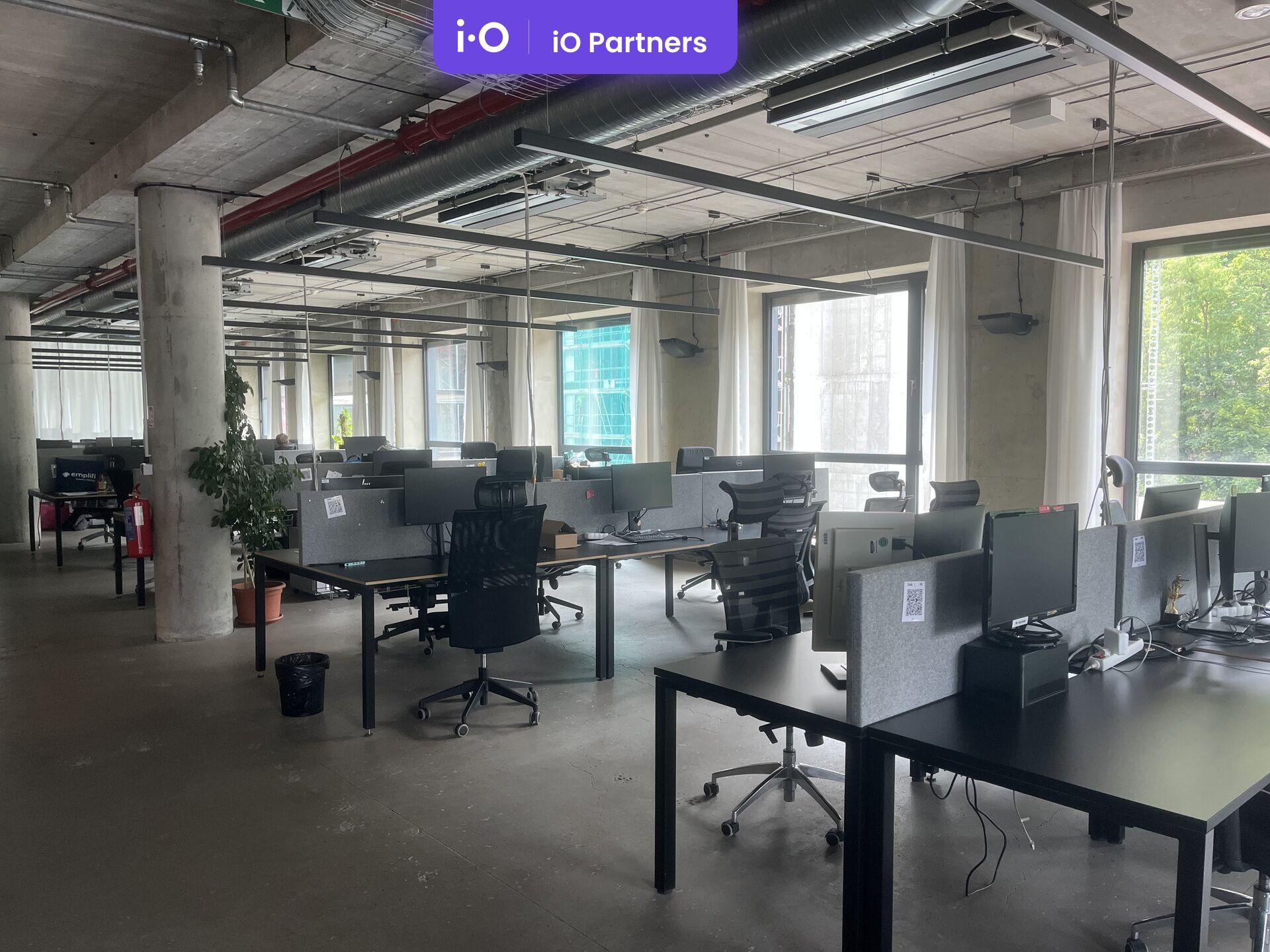 Podnájem/postoupení exkluzivních kancelářských prostor v Karlíně - 1925 m²