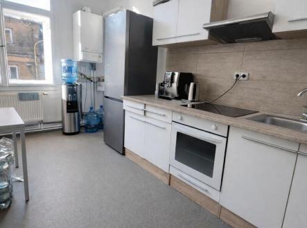 Pronájem kanceláře, 272 m²