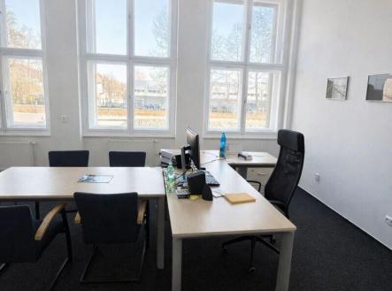 Pronájem kanceláře, 272 m²