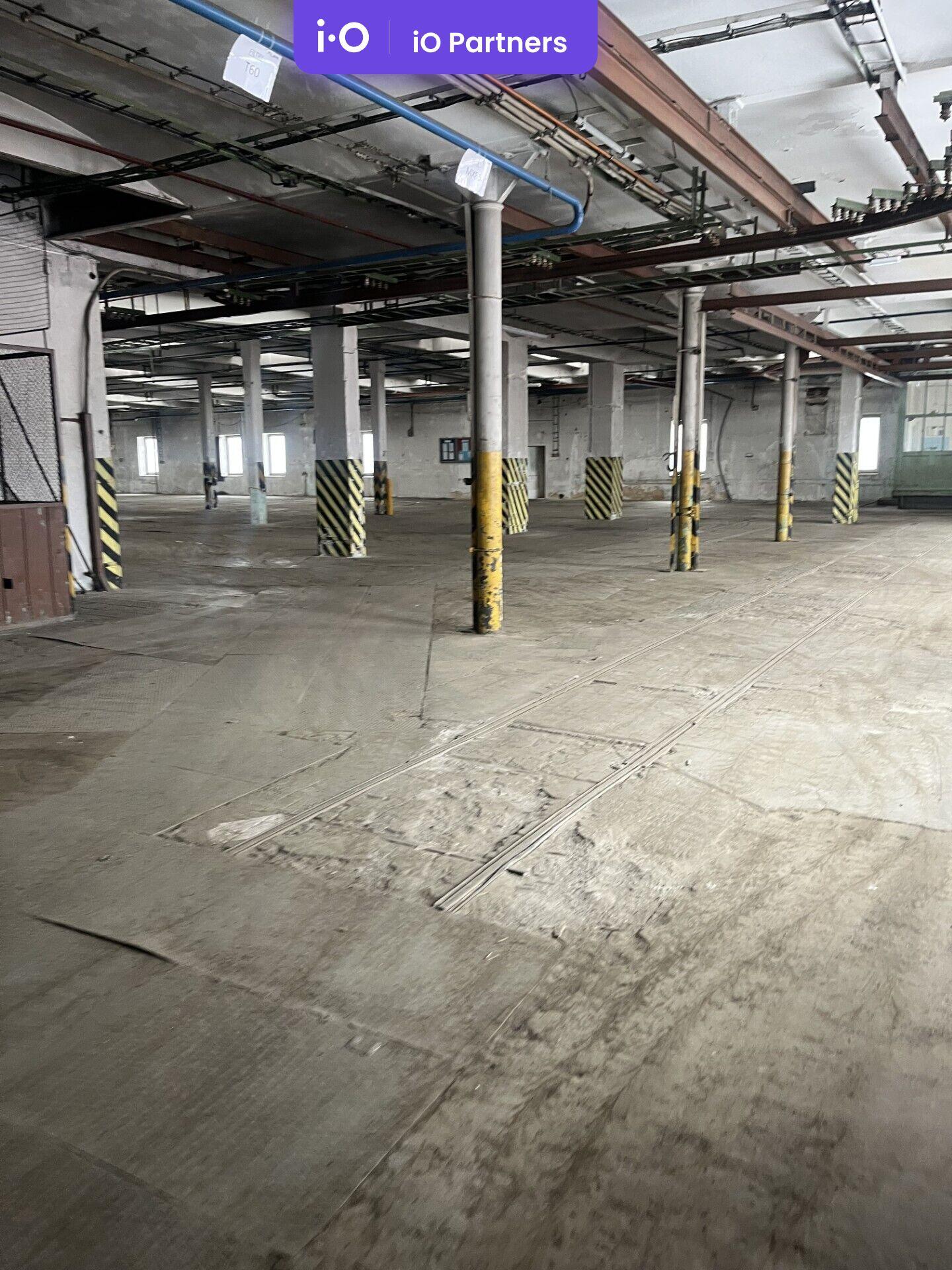 Pronájem - výrobně/ skladovací prostor, 1300 m²