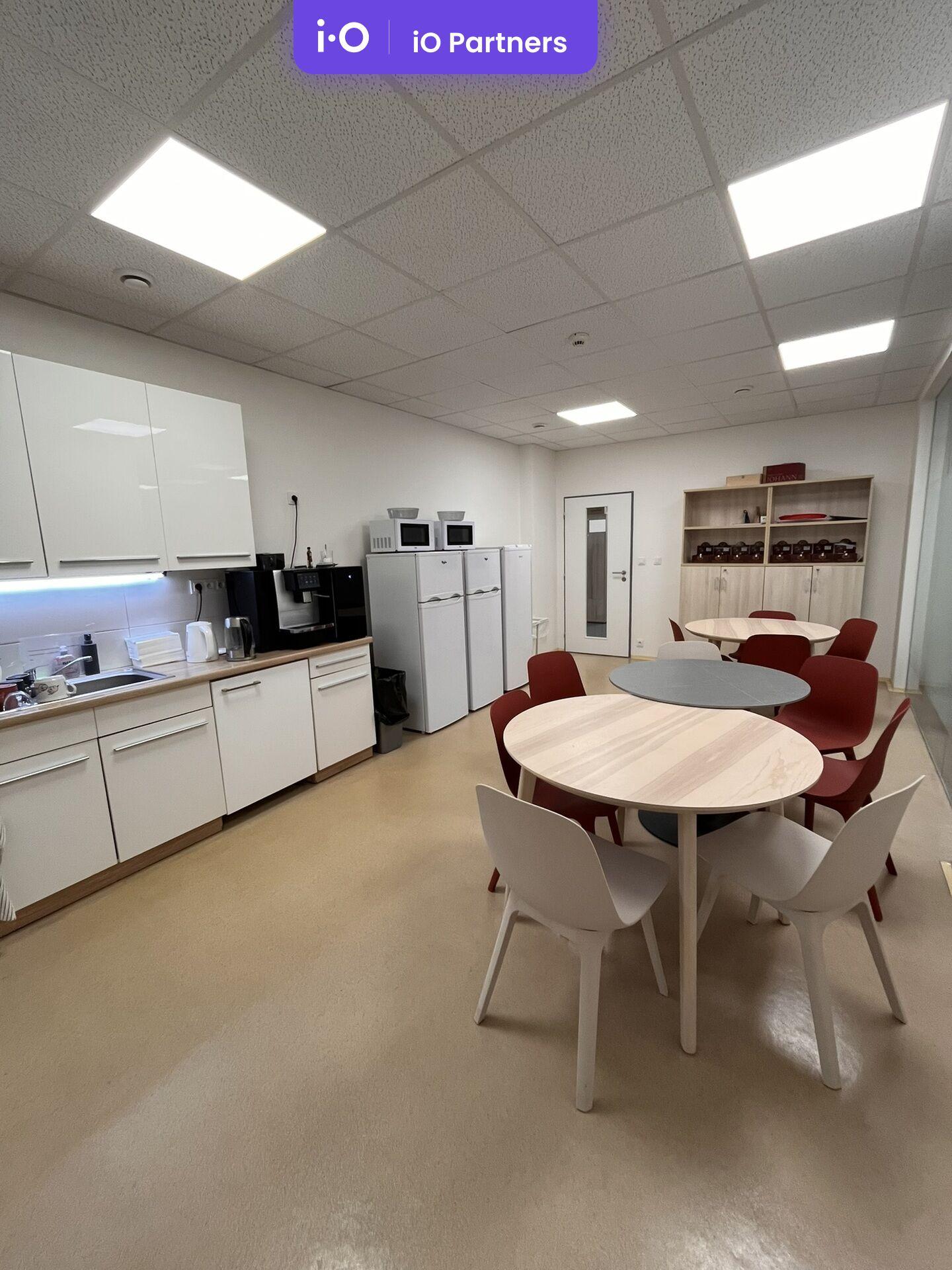 Podnájem kancelářských prostor v Holešovicích - 1326 m²