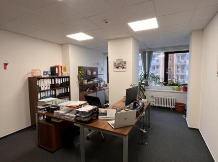 Pronájem kanceláře, 1 251 m²