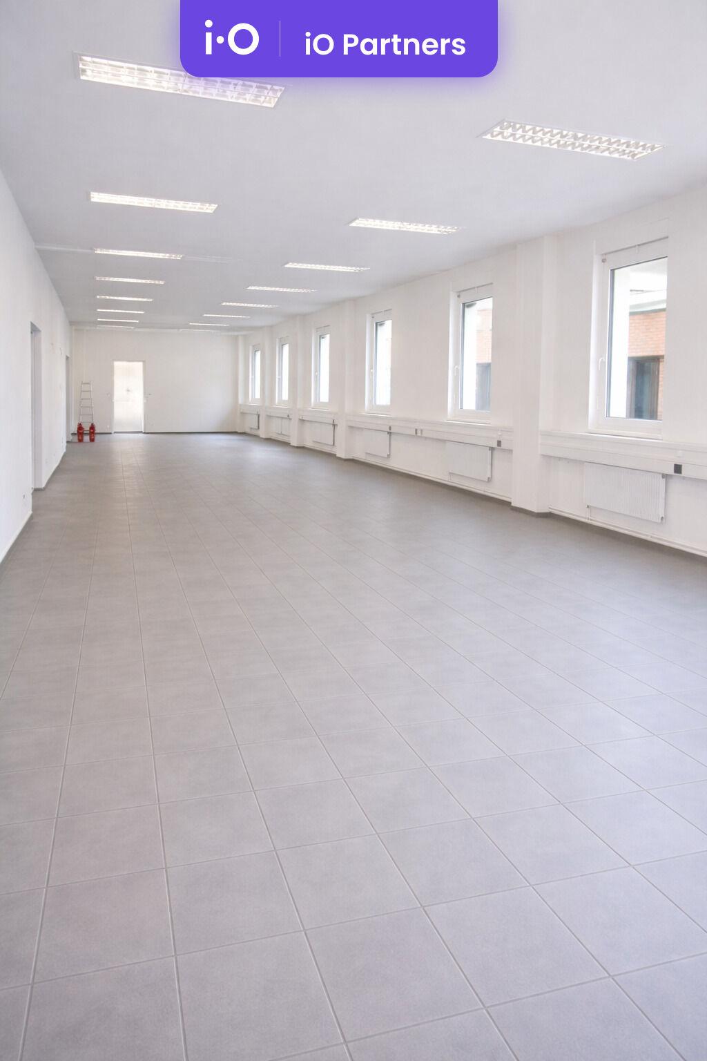 Pronájem - obchodních/prodejních prostor, 428 m²