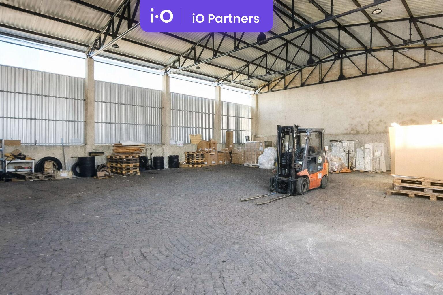 Pronájem skladovacích prostor, 300 m²