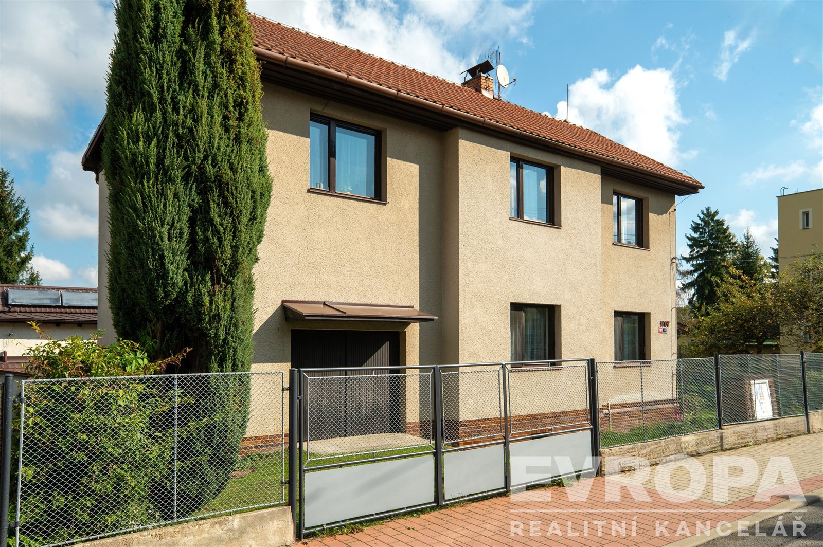 Vícegenerační rodinný dům se zahradou v centru města Říčany