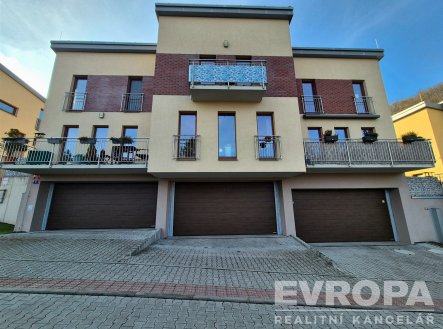 Bydlení jako v rodinném domě: Mezonet 4+kk (96 m²) s vlastní zahradou a garáží