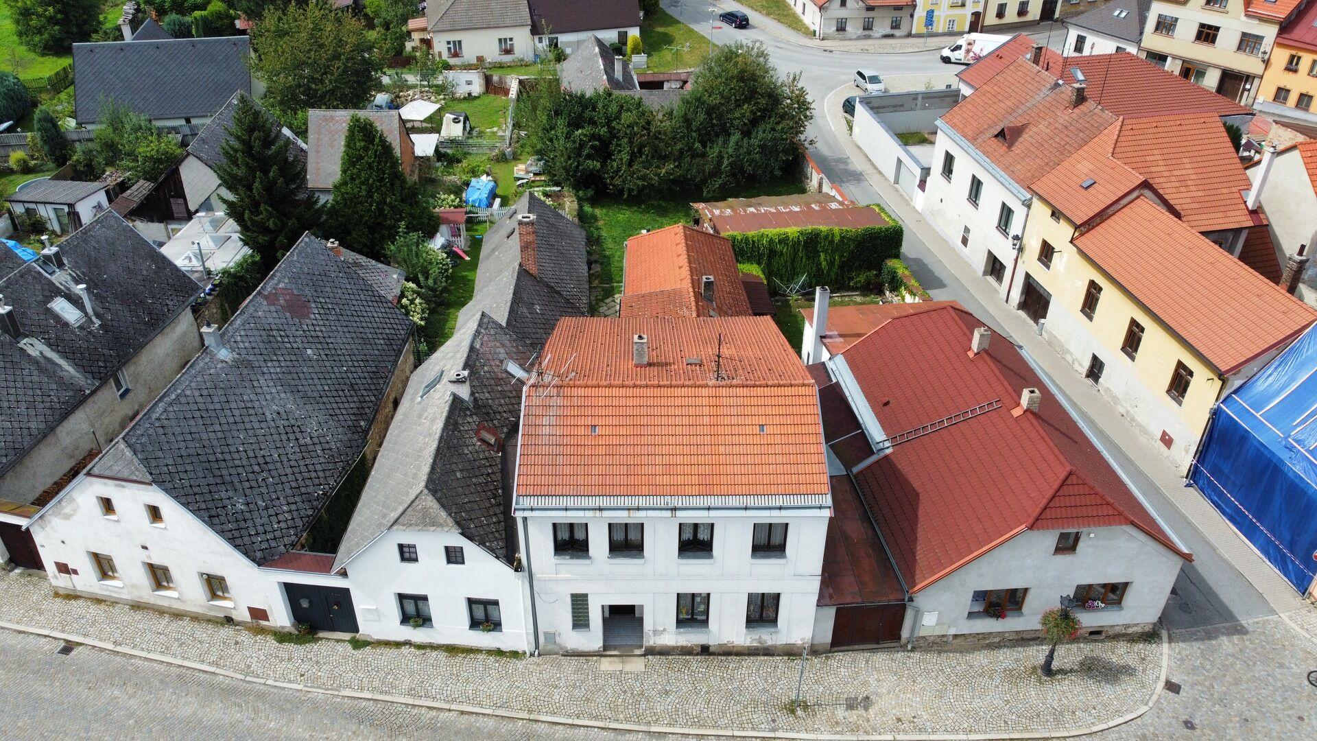 Prodej prostorného rodinného domu se dvěma byty v srdci Počátek