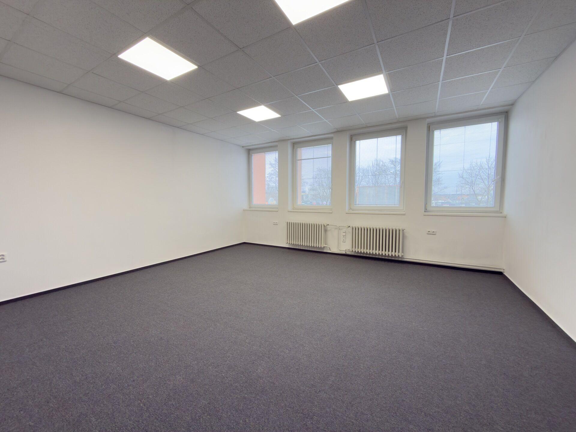 pronájem kanceláří 22m2 a 29 m², s klimatizací a parkováním, blízko centra a MHD