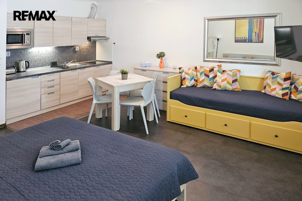 obývací pokoj s kuchyňským koutem