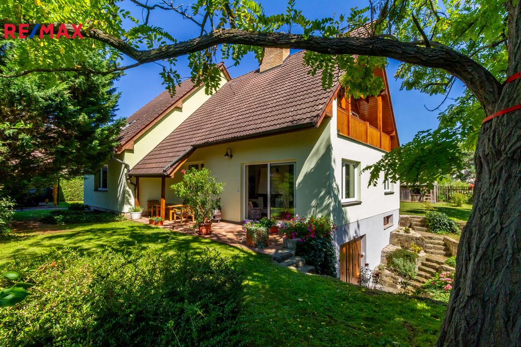 dům s terasou a vstupem do suterénu