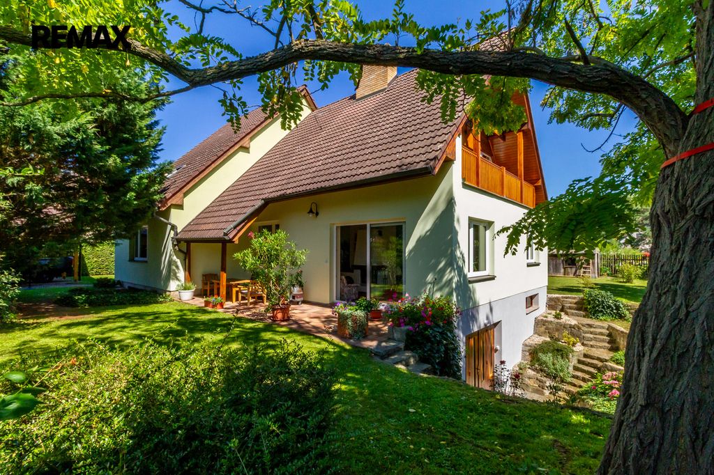 dům s terasou a vstupem do suterénu