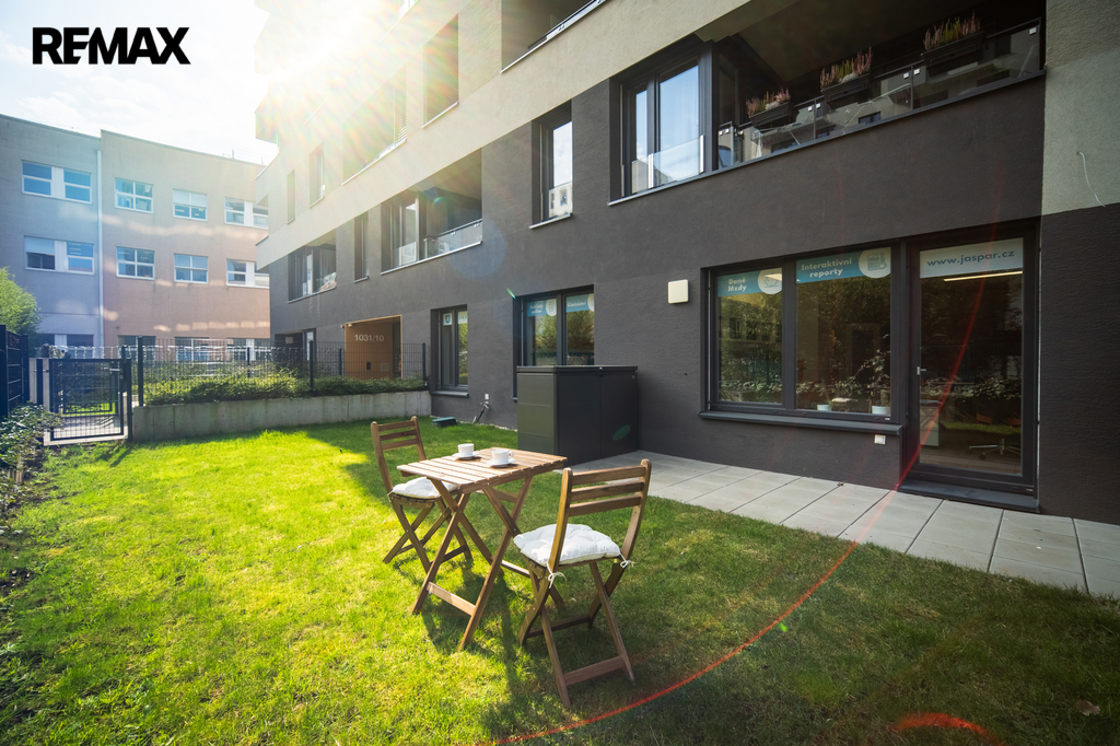 TERASA + PŘEDZAHRÁDKA 61 M2