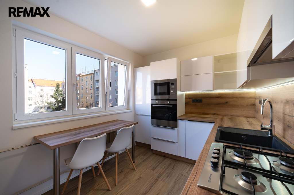 Kuchyňská linka s jídelnou