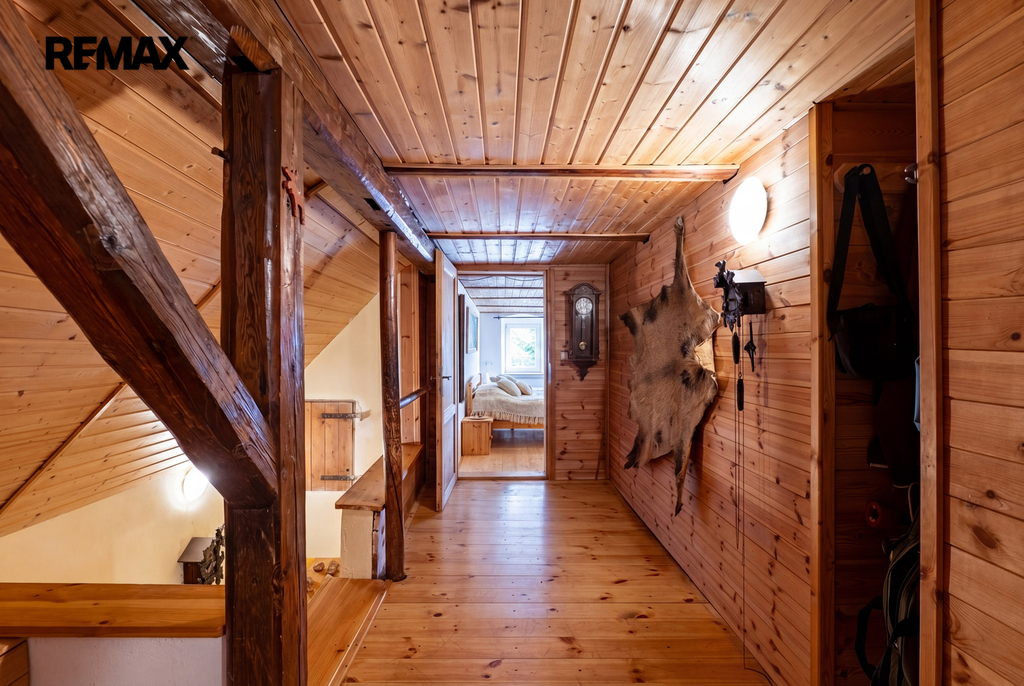 Chodba se schodištěm ve 2.NP