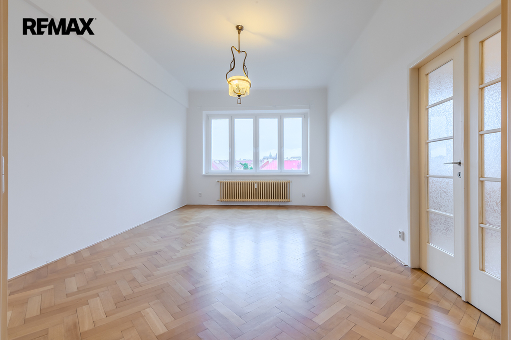 průhled pokoji směrem na Hrad