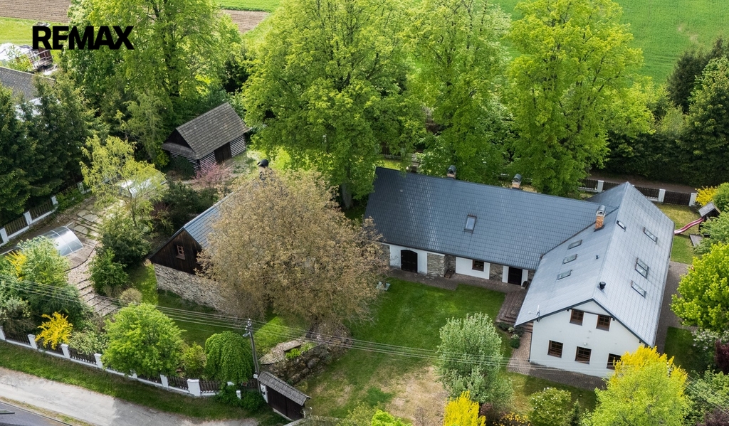 pohled z dronu se stodolou, roubenkou