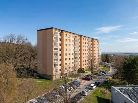 Panelový bytový dům s parkováním, umístěný v klidné lokalitě. Nabízí výhled na přírodu, vhodný k modernizaci nebo rekonstrukci.