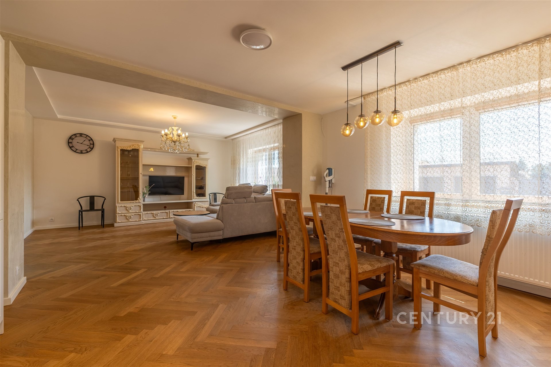 Obývací pokoj nabízí dostatek prostoru