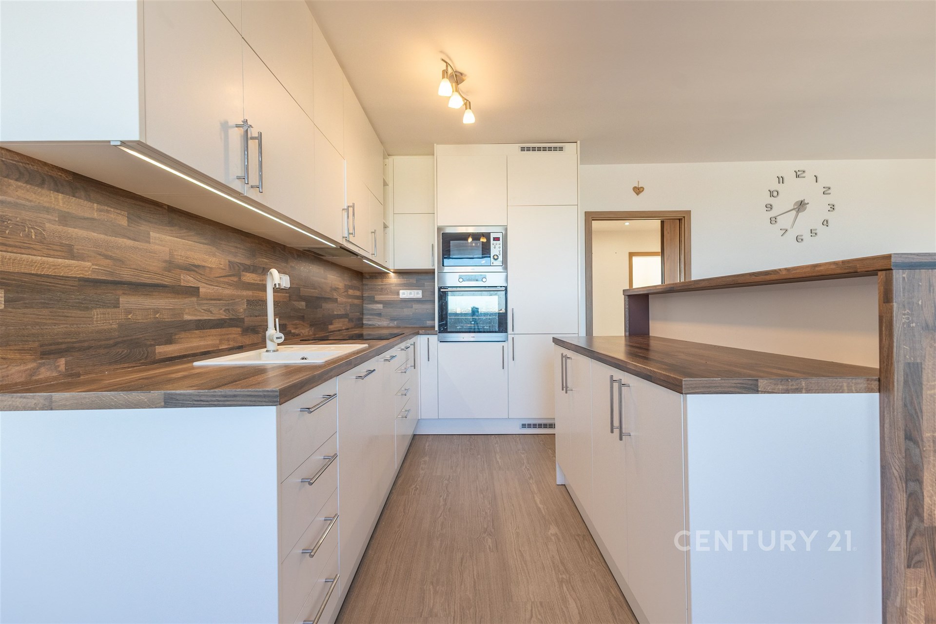 Moderní kuchyň s vestavěnými spotřebiči