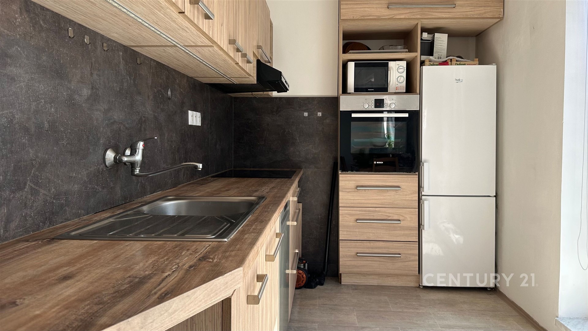 Kuchyň s moderními vestavěnými spotřebiči