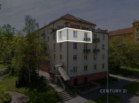Světly byt v prvním patře s renovovanými okny, parketovou podlahou a moderním vytápěním, ideální pro rodiny hledající klidné bydlení ve městě
