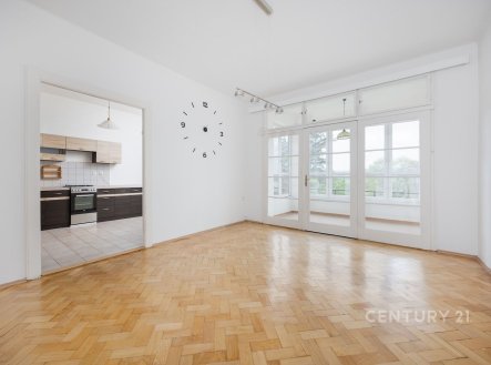 Prostorný byt 3+1 se soukromou zahradou a bazénem