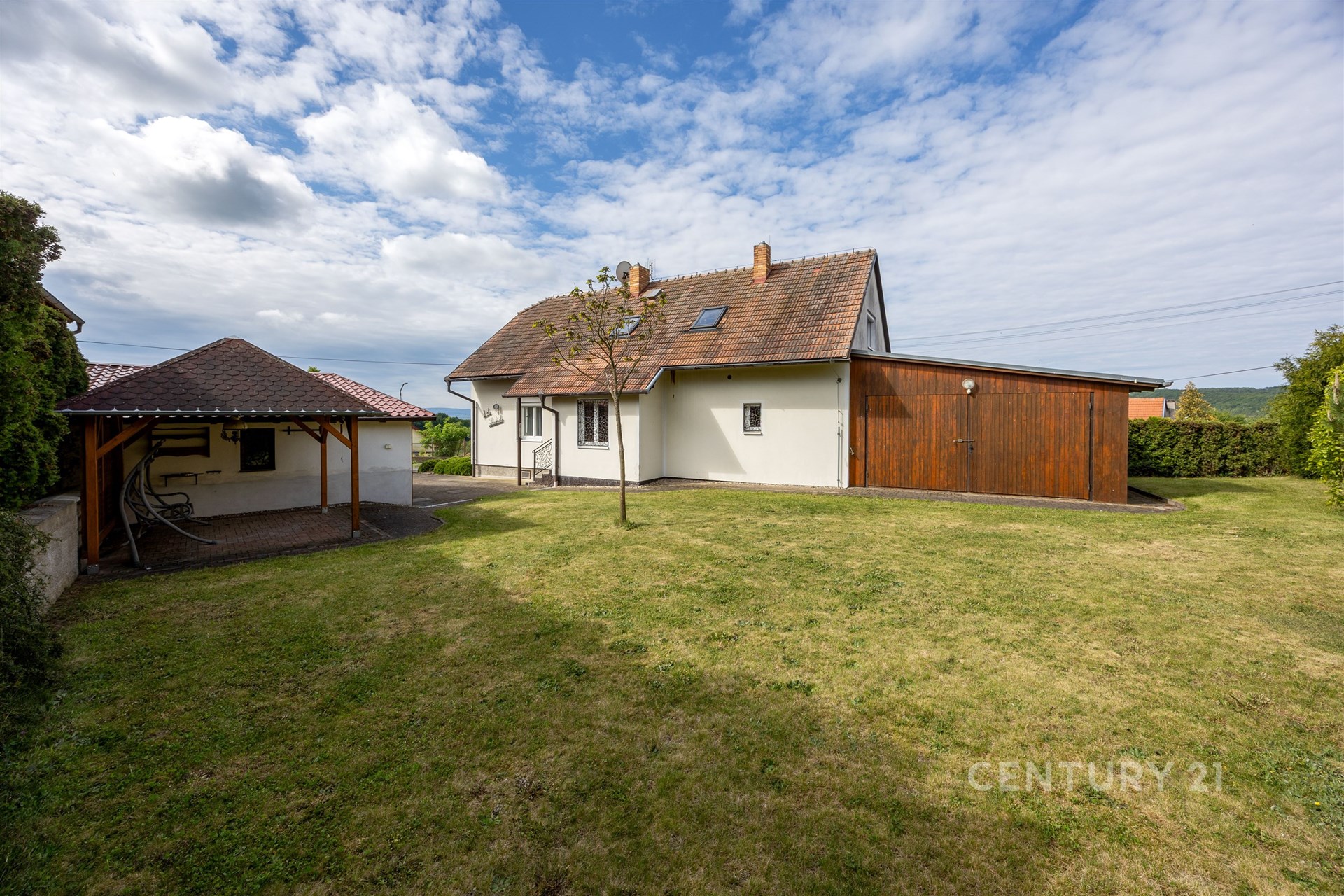 Pergola pro nerušený odpočinek a prostorná stodola pro možnou dílnu nebo uskladnění věcí