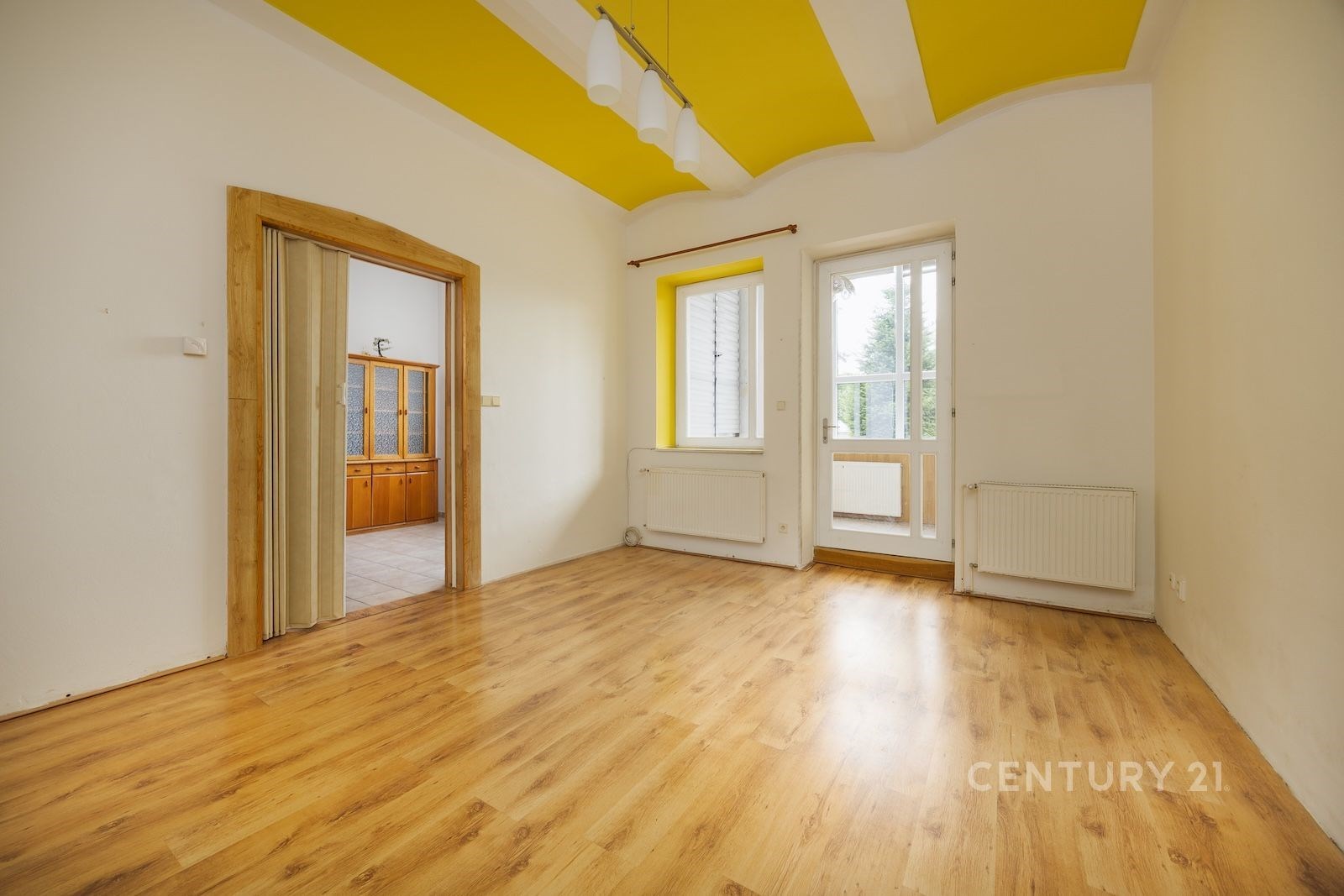 Prostorný obývací pokoj s přístupem na verandu