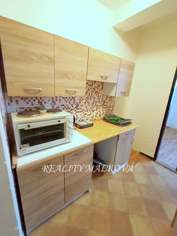 pronajem-bytu-1-kk-balkon-17-m2-ov-6-np-pardubice-centrum-ulice-havlickova-f4e0b5