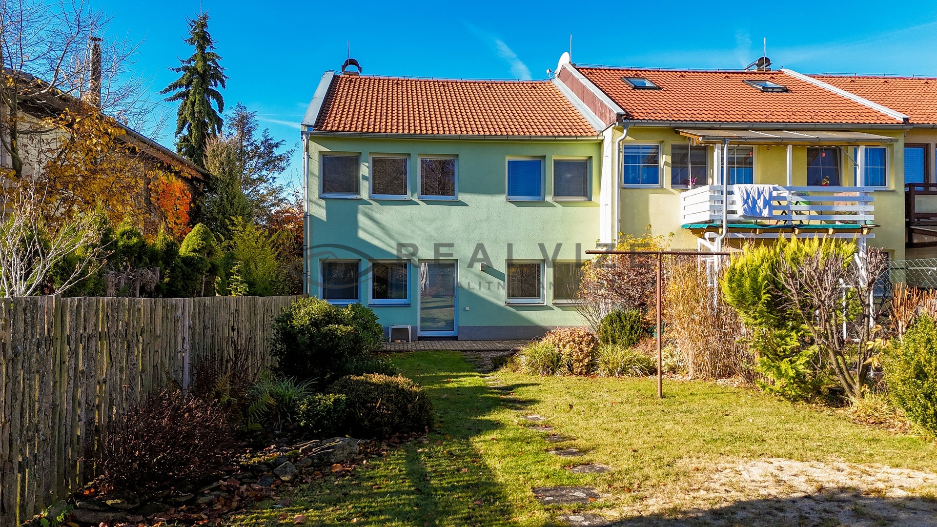 Pohled na dům ze zahrady RD Nové Hrady