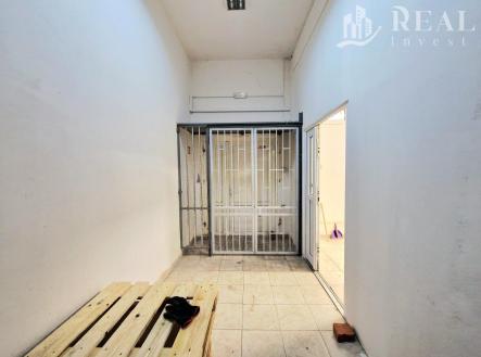 Pronájem skladovací prostor, 500 m²