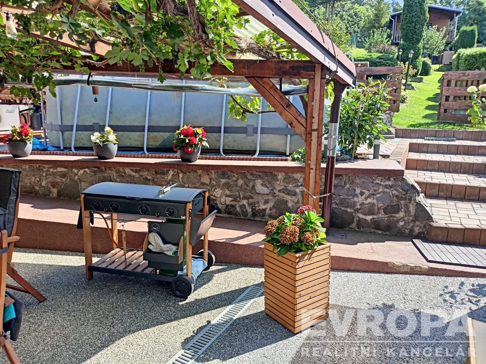 Vedle pergoly místo na bazén